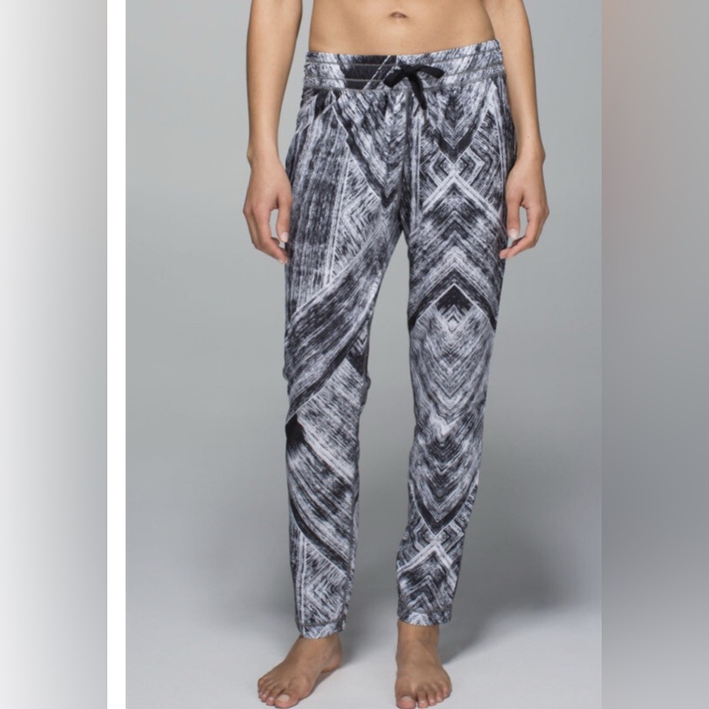 LULULEMON Namaskar II Jogger Pants Size 6 Heat Wave Print White Black